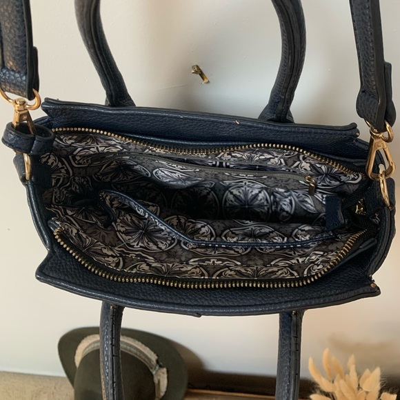 Navy purse with gold details 🌊 - Picture 4 of 6